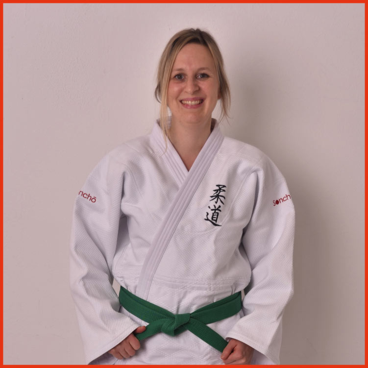Judoka-im-Judoanzug-mit-Kanji